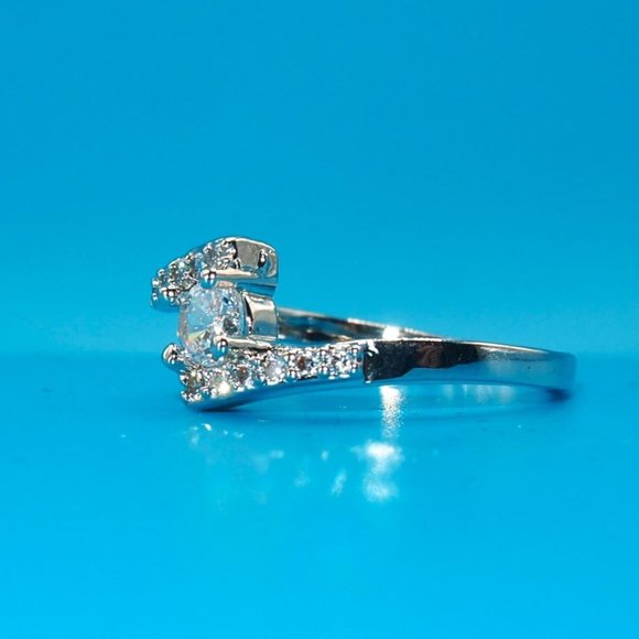 Gorgeous Ladies Diamond Ring .925 Solid Sterling Silver - Picture 5 of 5